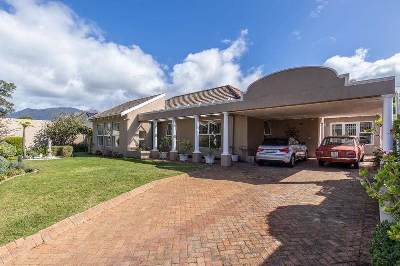 5 Bedroom Property for Sale in Meadowridge Western Cape
